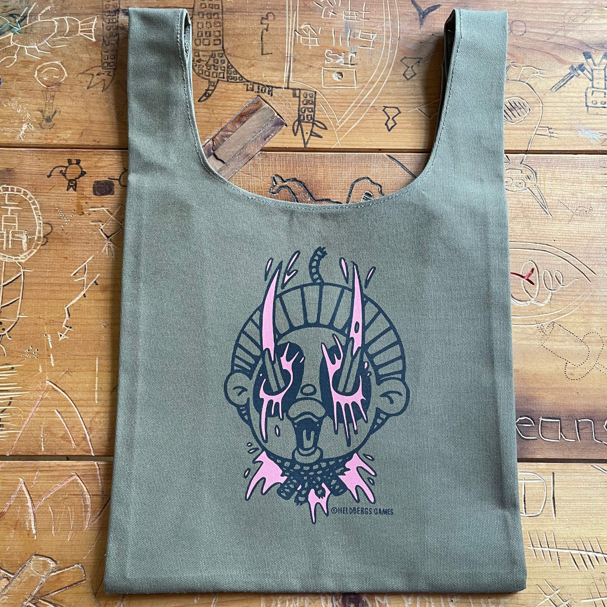 heldbergs-tanukubi-tote-bag-oliv-35x35-canvas image 3