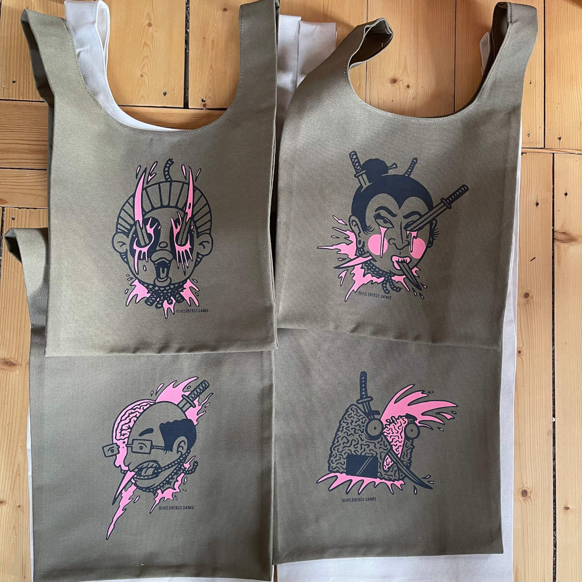 heldbergs-tanukubi-tote-bag-oliv-35x35-canvas image 6