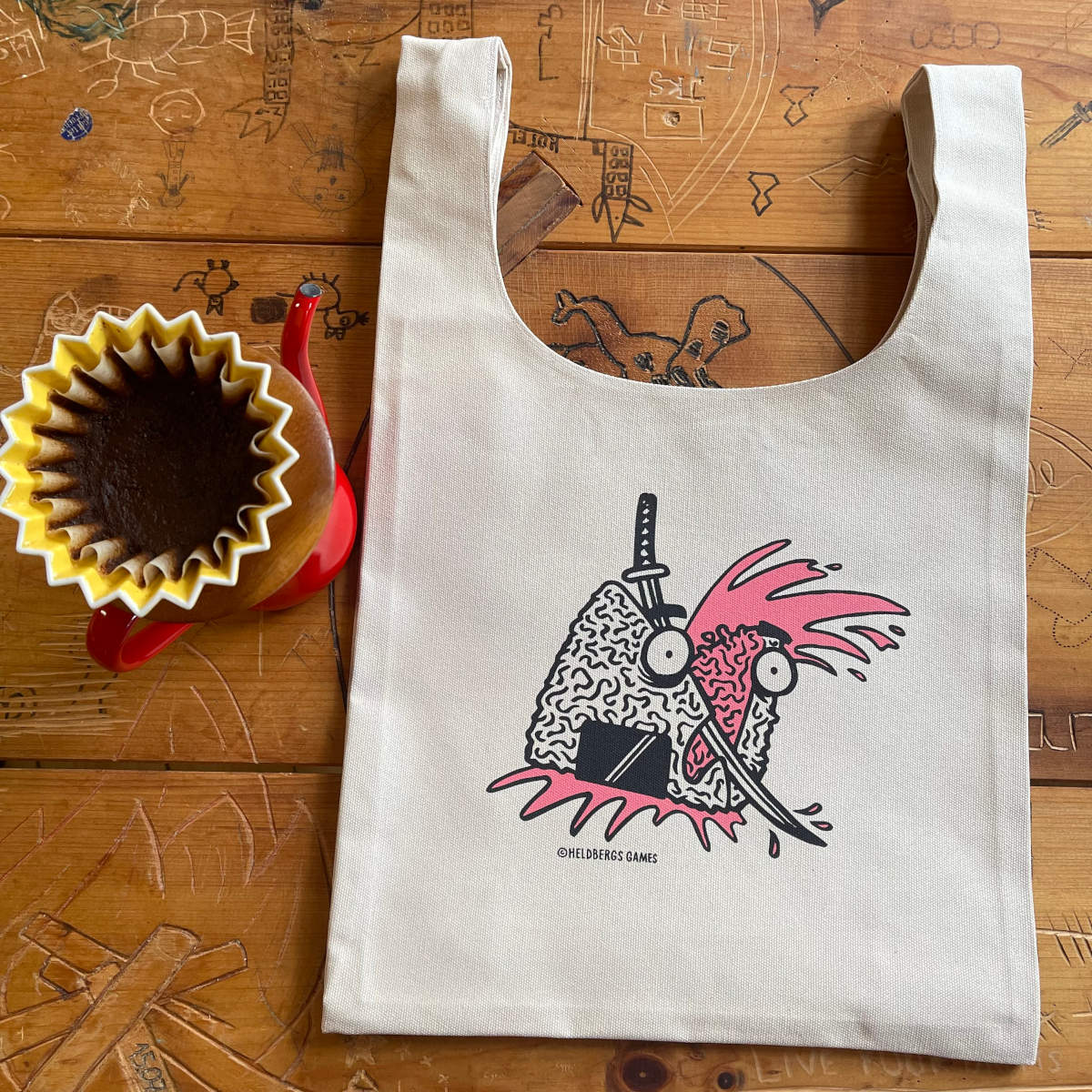heldbergs-namaonigiri-tote-bag-oliv-35x35-canvas image 1