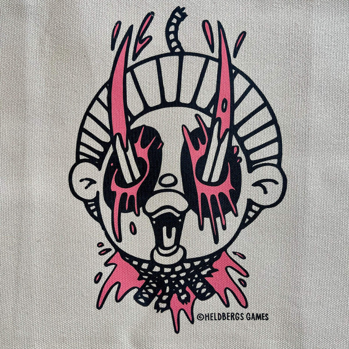 heldbergs-tanukubi-tote-bag-oliv-35x35-canvas image 2