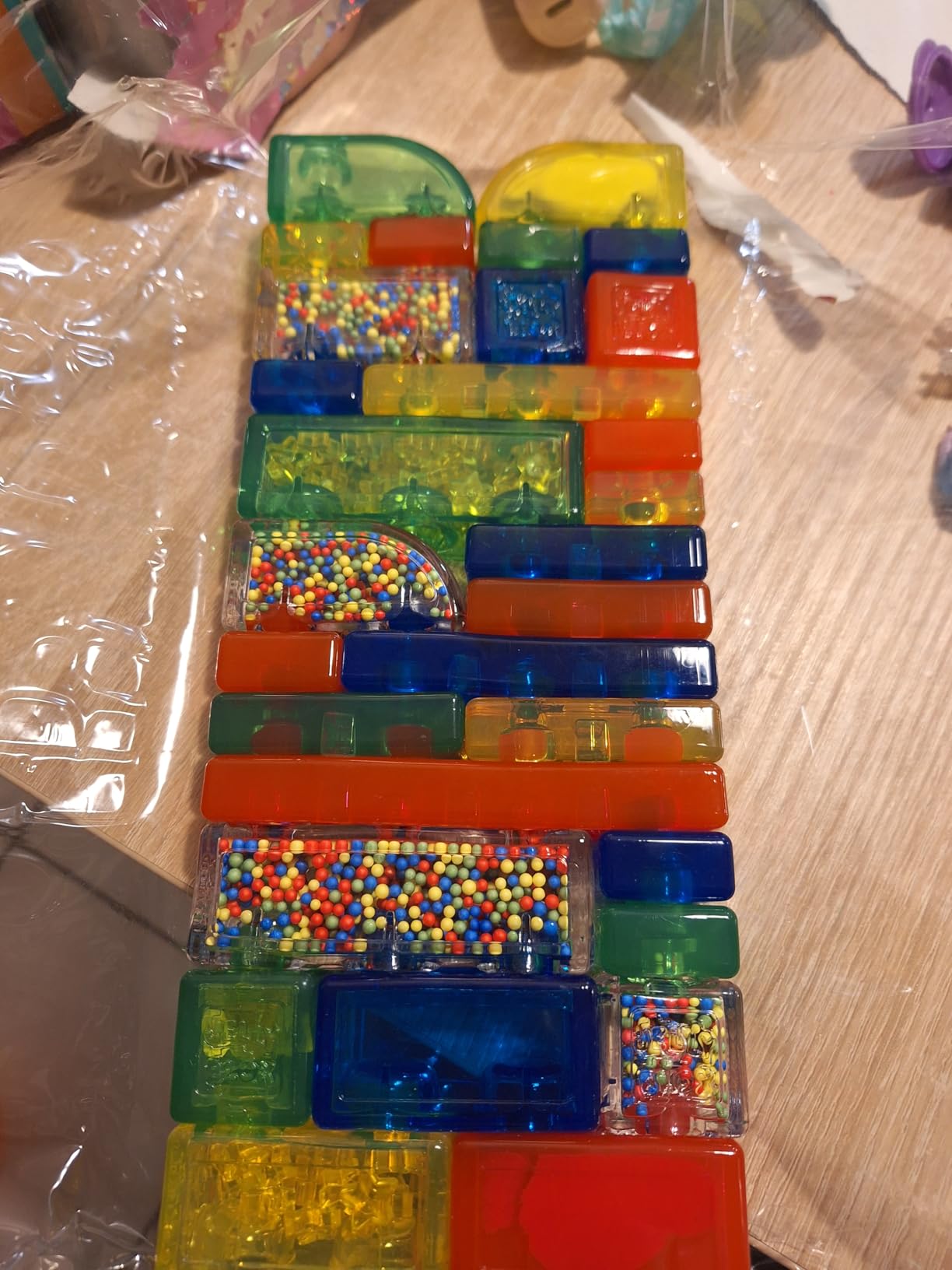 Kind spielt gern