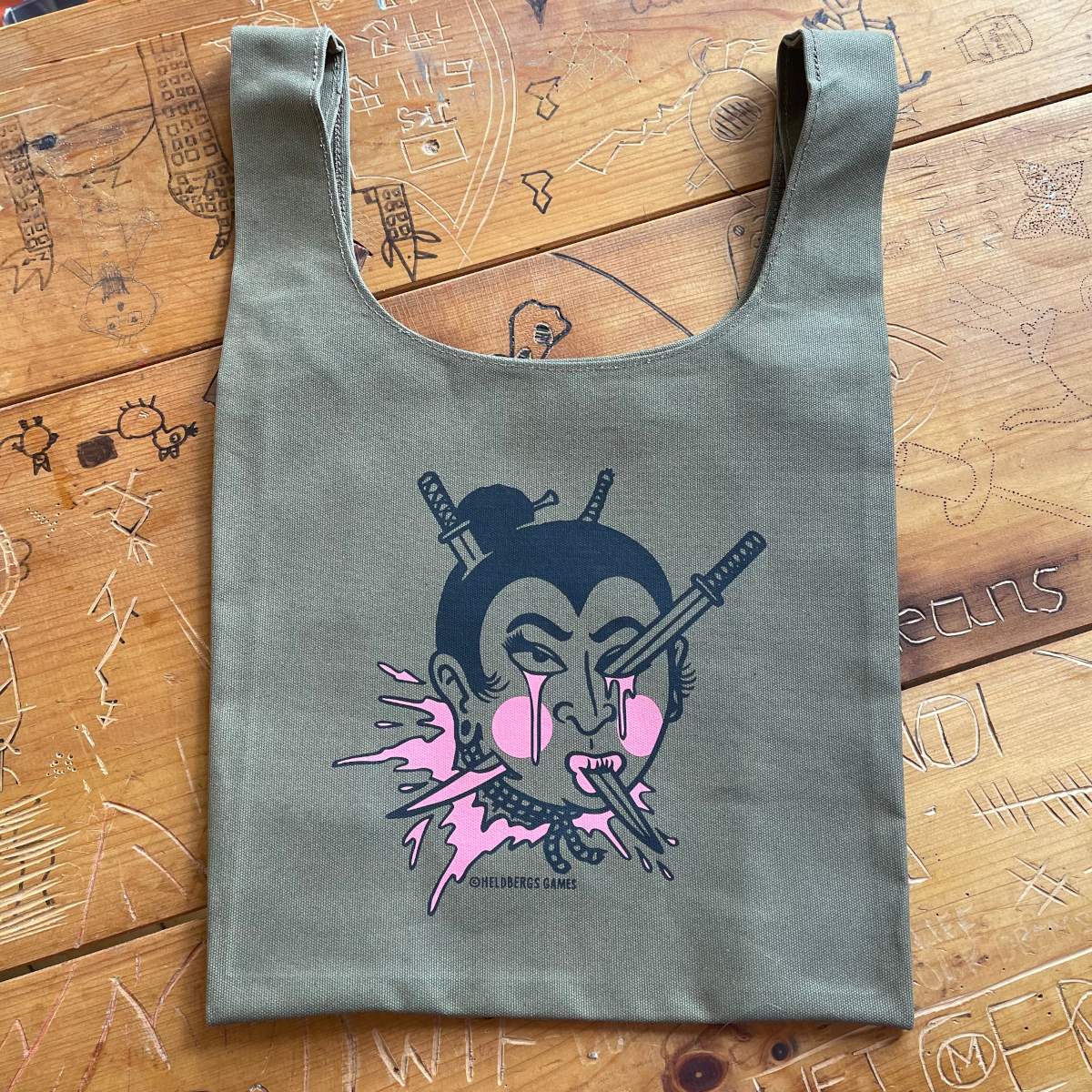 heldbergs-ichien-san-tote-bag-oliv-35x35-canvas image 3
