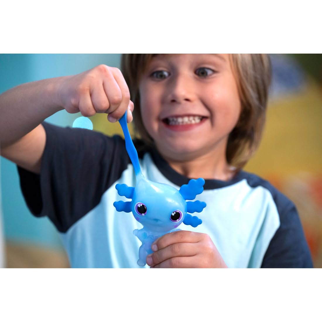 goliath-animagic-let-s-glo-axolotl-spielzeug-blau-leuchtend-wasser image 4
