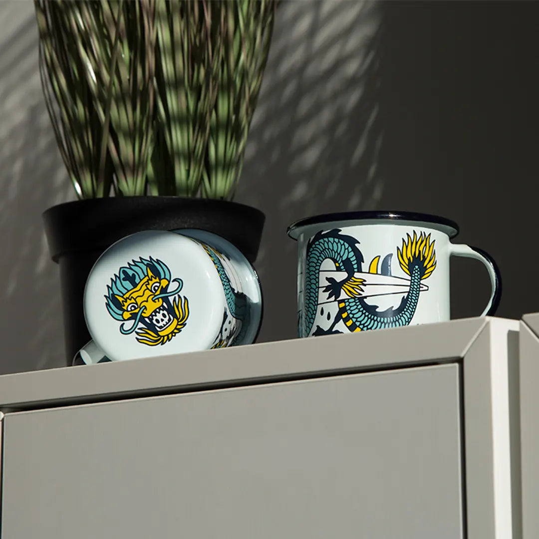 heldbergs-surfing-dragon-emaille-tasse-350-ml-drachenmotiv image 2